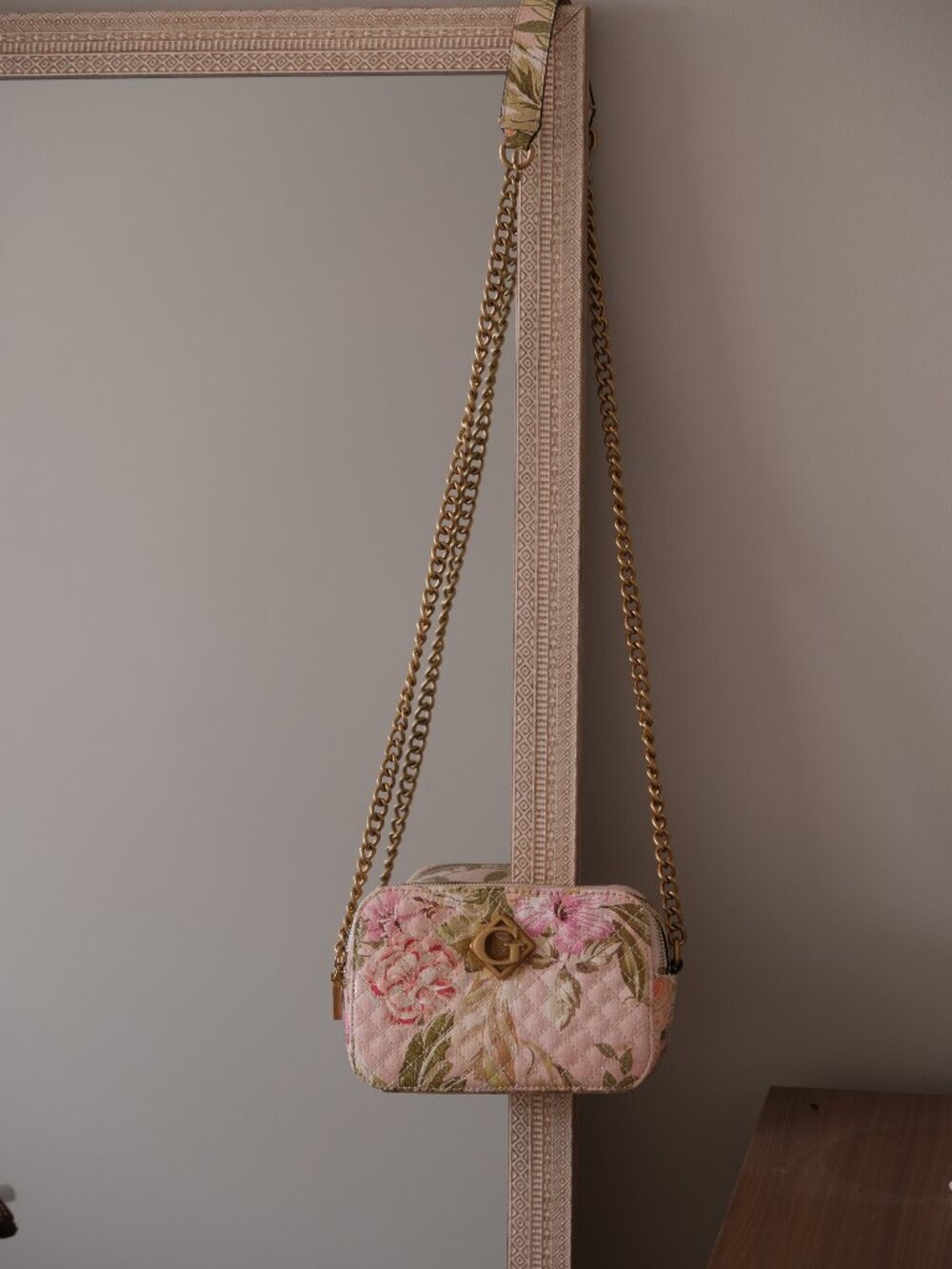 Guess nerina floral camera crossbody bag
